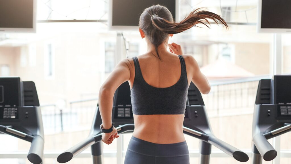 fasted-cardio-girl-running-treadmill